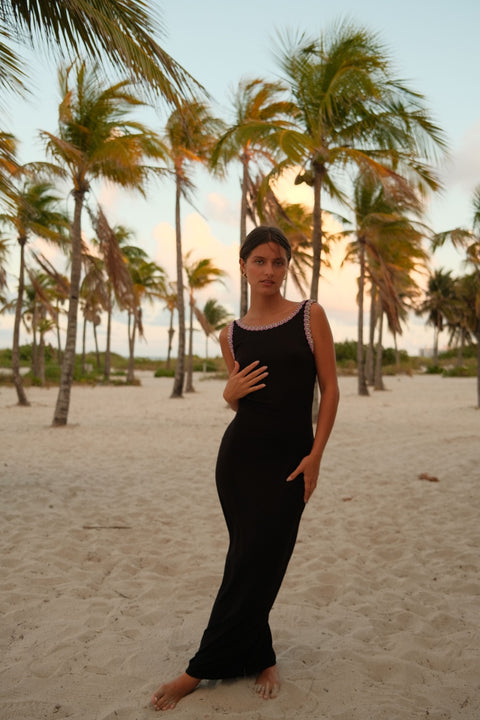 Robe en tricot ouverte au dos en V