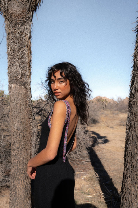 Robe en tricot ouverte au dos en V