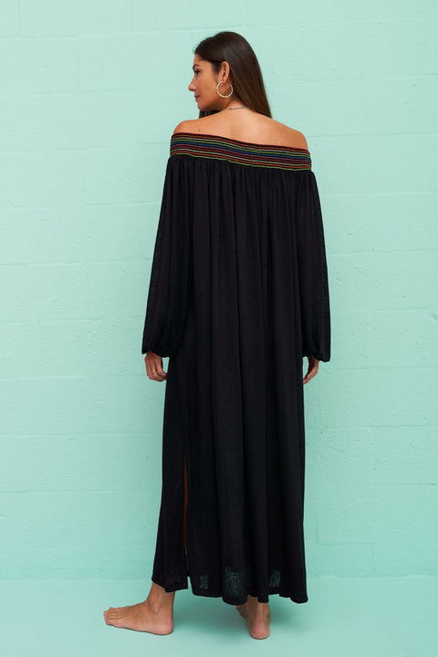 Vestido fruncido con hombros descubiertos