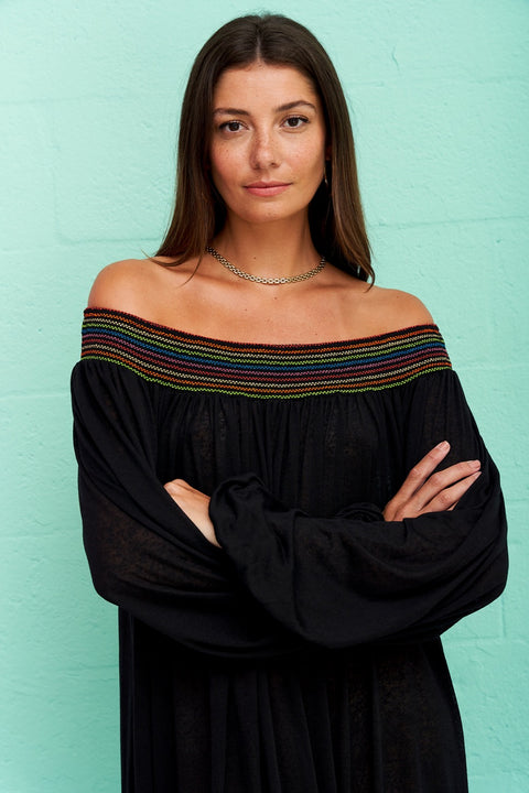 Vestido fruncido con hombros descubiertos