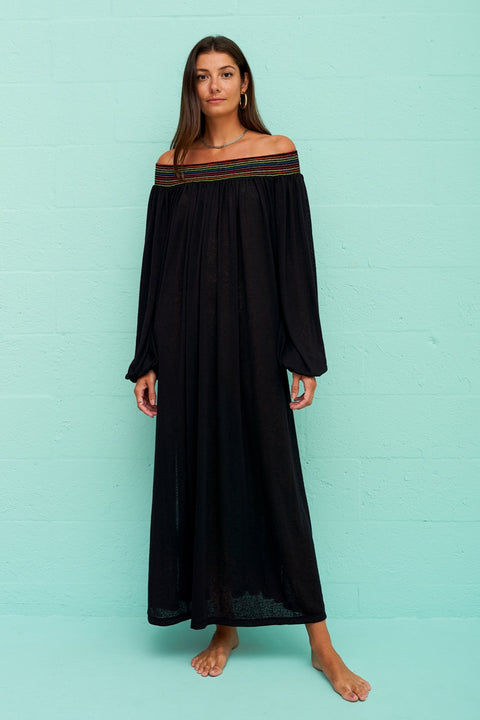 Vestido fruncido con hombros descubiertos