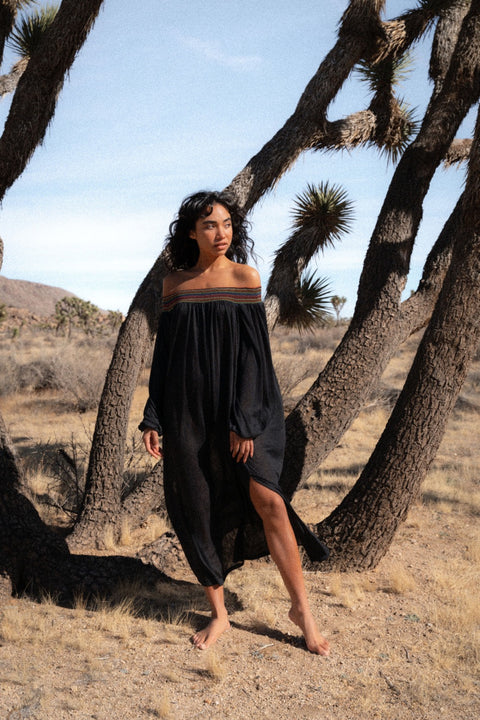 Vestido fruncido con hombros descubiertos