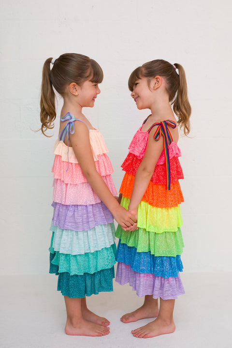 Vestido infantil con capas de arcoíris