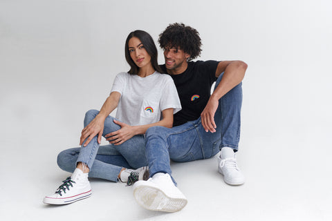 T-shirt arc-en-ciel brodé