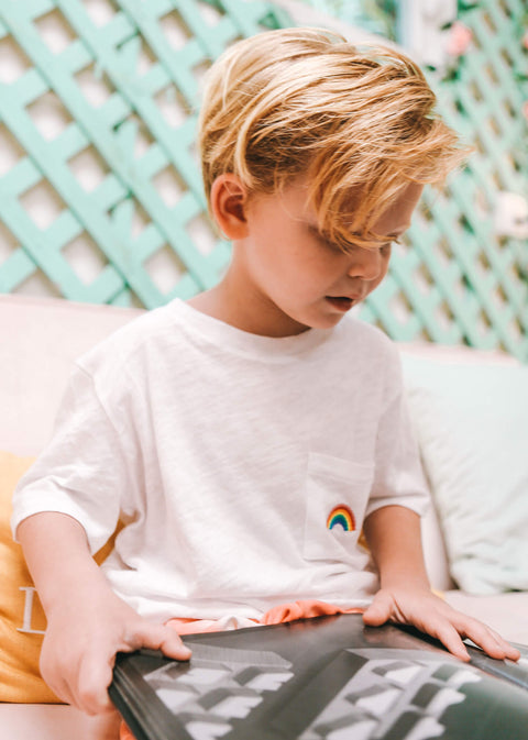 Camiseta con bordado de arcoíris para niños